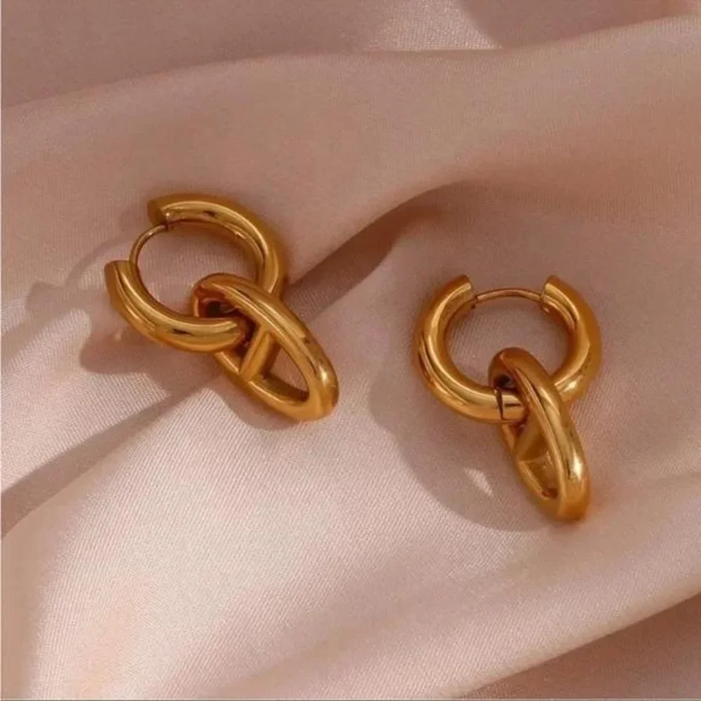 NEW GORGEOUS 18K GOLD HOOP EARRINGS, NICE EARRINGS, CUTE EARRINGS. - Picture 4 of 7